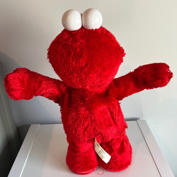 Hokey Pokey Dancing Elmo - Picture 3 of 5